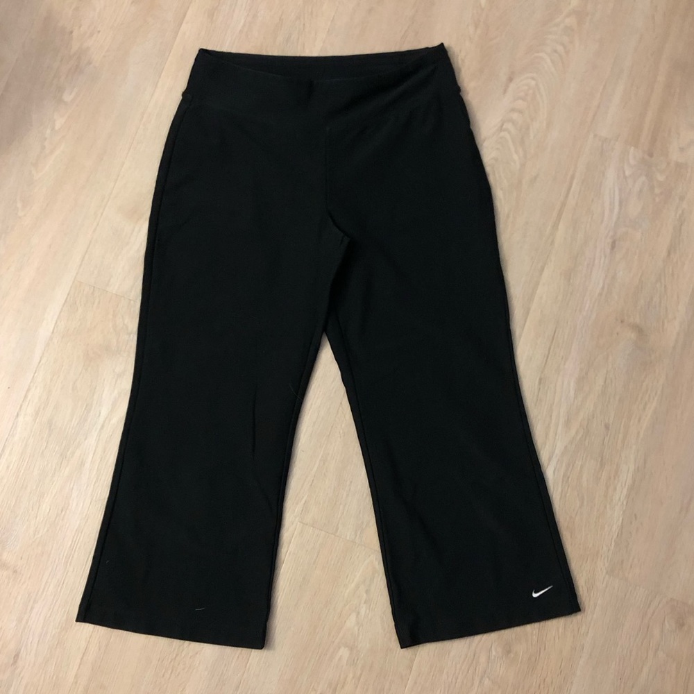 BLACK NIKE CROP WORK OUT PANTS